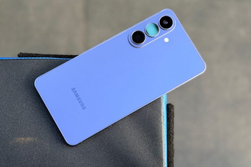 Samsung just gave up on its own Messages app