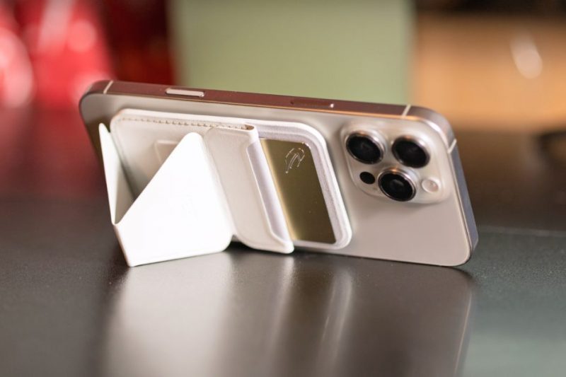 MOFT’s long-awaited MagSafe kickstand wallet with Find My support is now available…