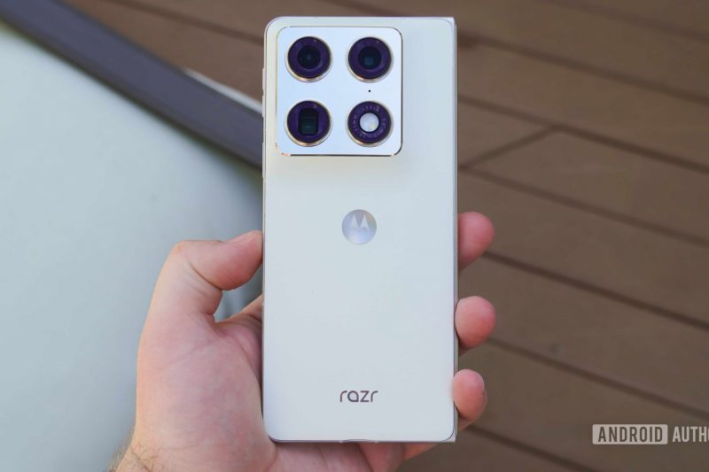 I spent 7 days with the Motorola Razr Fold, and it does one thing better than every…