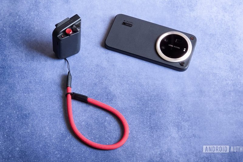 This Ultra phone’s camera accessory reminds me why Samsung and Google really need to…
