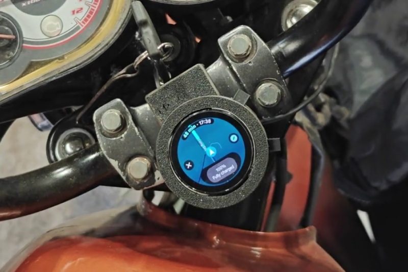 This DIY project turns an old Galaxy Watch into a motorcycle sat nav display