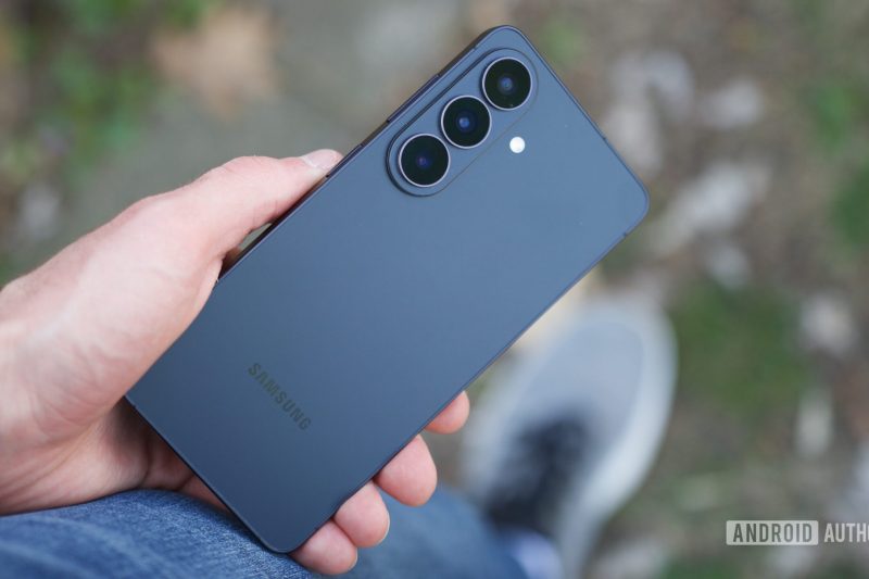 I miss small phones, and the Galaxy S26 doesn’t count