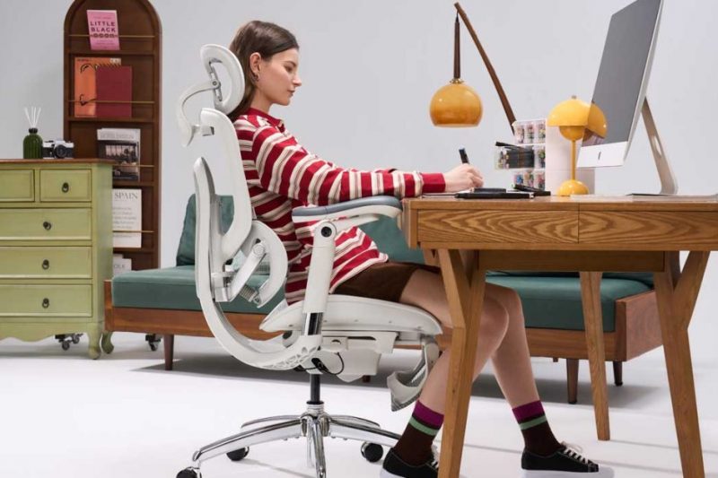 Sihoo’s ergonmic office chair moves with you, and it’s the best option under $500