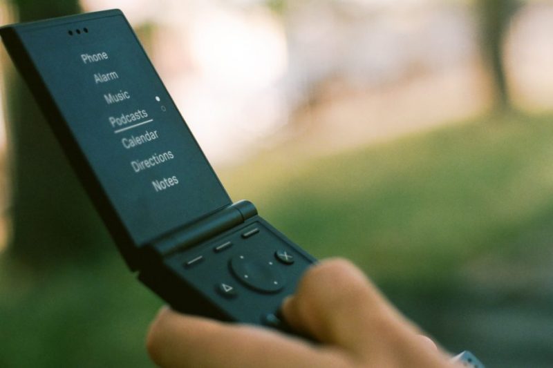 Light Flip is the minimalist $299 Moto Razr throwback you’ve been waiting for