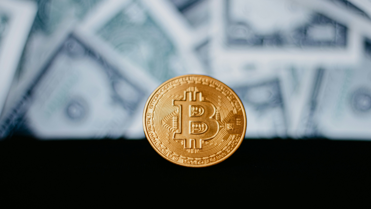 Bitcoin Trades Near $91,300 as Accumulation Signals Strengthen Across Crypto Market